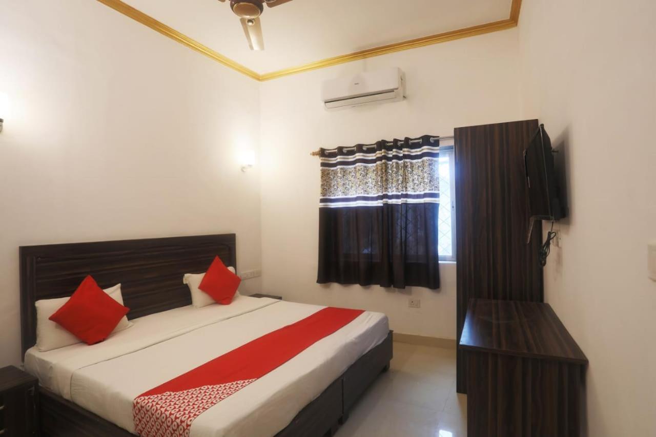 Central Hotel Khadzsuráhó Kültér fotó
